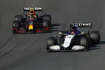 Foto zur News: George Russell (Williams) und Sergio Perez (Red Bull)