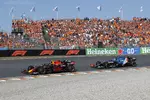 Foto zur News: Sergio Perez (Red Bull) und Esteban Ocon (Alpine)