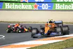 Foto zur News: Lando Norris (McLaren) und Max Verstappen (Red Bull)