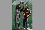 Foto zur News: Lewis Hamilton (Mercedes) und Max Verstappen (Red Bull)