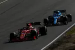 Foto zur News: Carlos Sainz (Ferrari) und Fernando Alonso (Alpine)