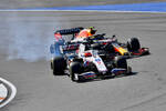 Foto zur News: Nikita Masepin (Haas) und Sergio Perez (Red Bull)