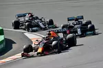 Foto zur News: Max Verstappen (Red Bull), Valtteri Bottas (Mercedes) und Lewis Hamilton (Mercedes)