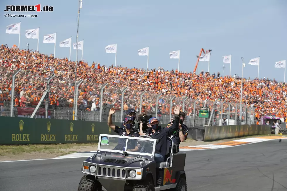 Foto zur News: Sergio Perez (Red Bull) und Max Verstappen (Red Bull)