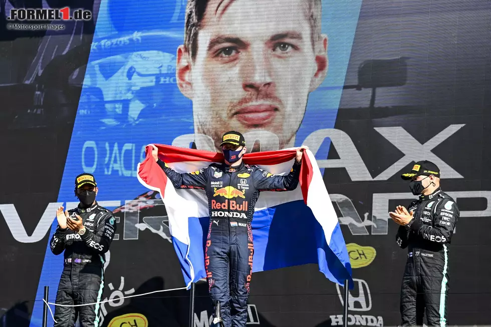 Lewis Hamilton (Mercedes), Max Verstappen (Red Bull) und Valtteri Bottas (Mercedes) Foto zur News: Lewis Hamilton (Mercedes), Max Verstappen (Red Bull) und Valtteri Bottas (Mercedes)