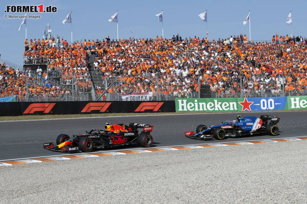 Foto zur News: Sergio Perez (Red Bull) und Esteban Ocon (Alpine)