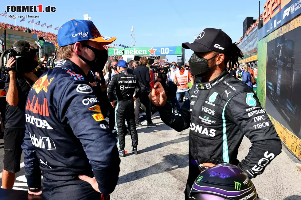 Foto zur News: Max Verstappen (Red Bull) und Lewis Hamilton (Mercedes)