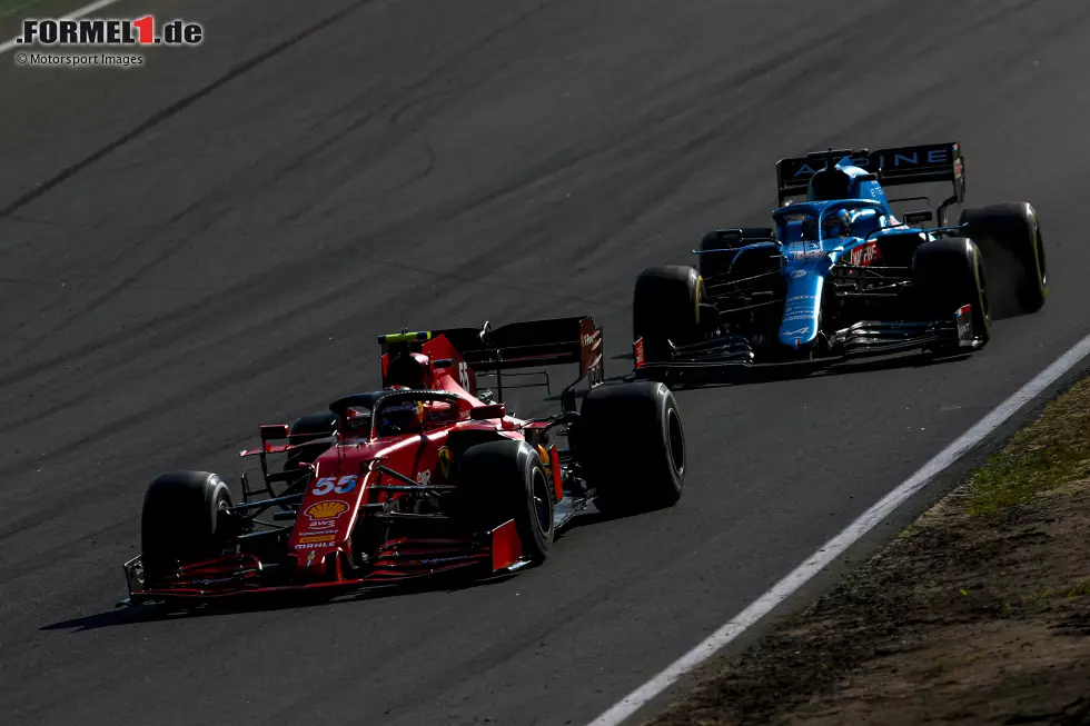 Foto zur News: Carlos Sainz (Ferrari) und Fernando Alonso (Alpine)