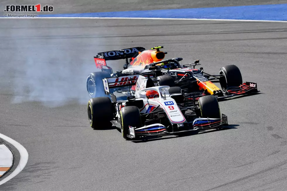 Foto zur News: Nikita Masepin (Haas) und Sergio Perez (Red Bull)