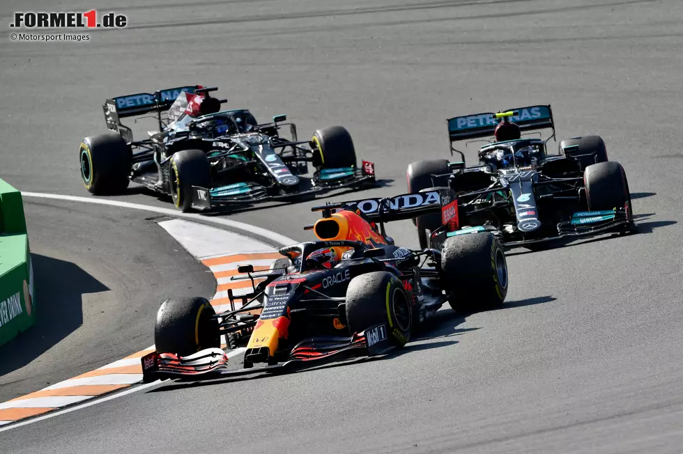 Foto zur News: Max Verstappen (Red Bull), Valtteri Bottas (Mercedes) und Lewis Hamilton (Mercedes)