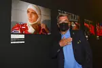 Foto zur News: Rainer Schlegelmilch in der Ausstellung von Motorsport Images