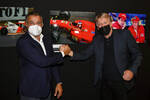 Foto zur News: Jean Alesi und Steven Tee in der Ausstellung von Motorsport Images