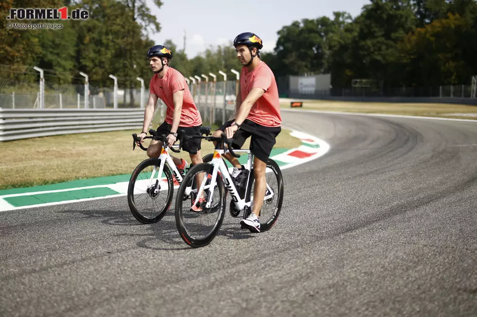 Foto zur News: Max Verstappen (Red Bull) und Sergio Perez (Red Bull)