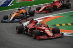Foto zur News: Charles Leclerc (Ferrari), Daniel Ricciardo (McLaren) und Carlos Sainz (Ferrari)