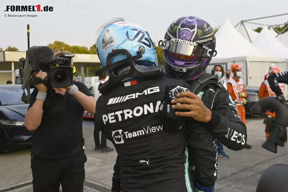 Foto zur News: Valtteri Bottas (Mercedes) und Lewis Hamilton (Mercedes)