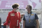 Foto zur News: Mattia Binotto (Ferrari) mit Mario Isola (Pirelli)