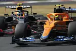 Foto zur News: Lando Norris (McLaren) und Sergio Perez (Red Bull)