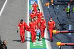 Foto zur News: Ferrari-Mechaniker in der Boxengasse