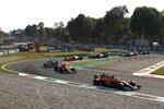 Foto zur News: Daniel Ricciardo (McLaren), Lando Norris (McLaren) und Lewis Hamilton (Mercedes)