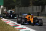 Foto zur News: Lando Norris (McLaren) und Lewis Hamilton (Mercedes)