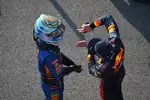 Foto zur News: Daniel Ricciardo (McLaren) und Max Verstappen (Red Bull)