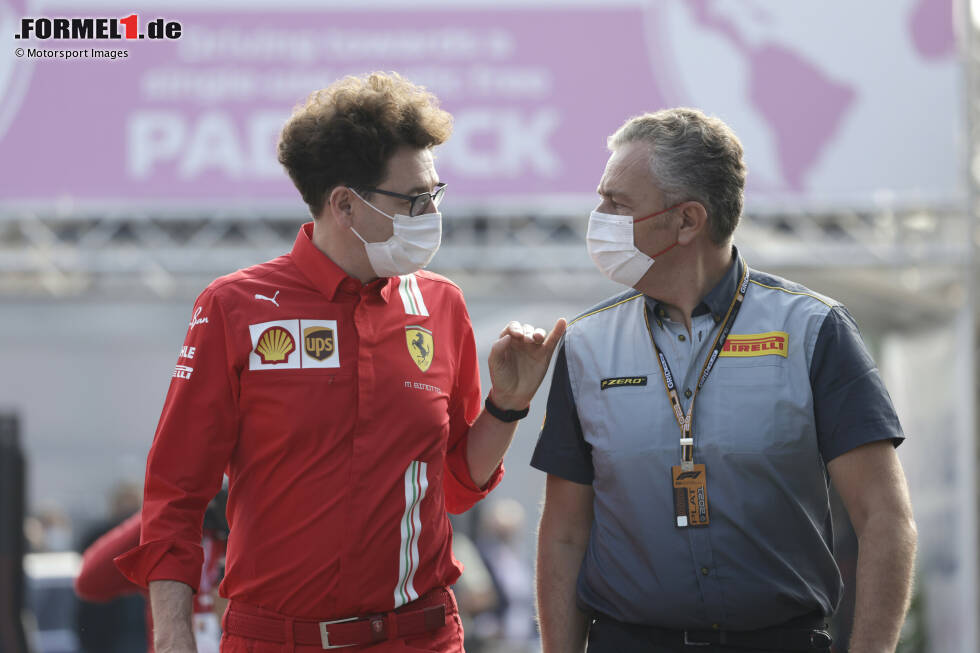 Foto zur News: Mattia Binotto (Ferrari) mit Mario Isola (Pirelli)