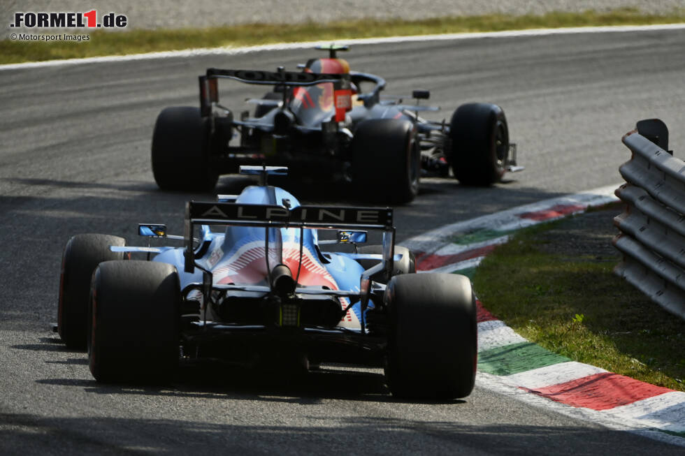 Foto zur News: Sergio Perez (Red Bull) und Fernando Alonso (Alpine)