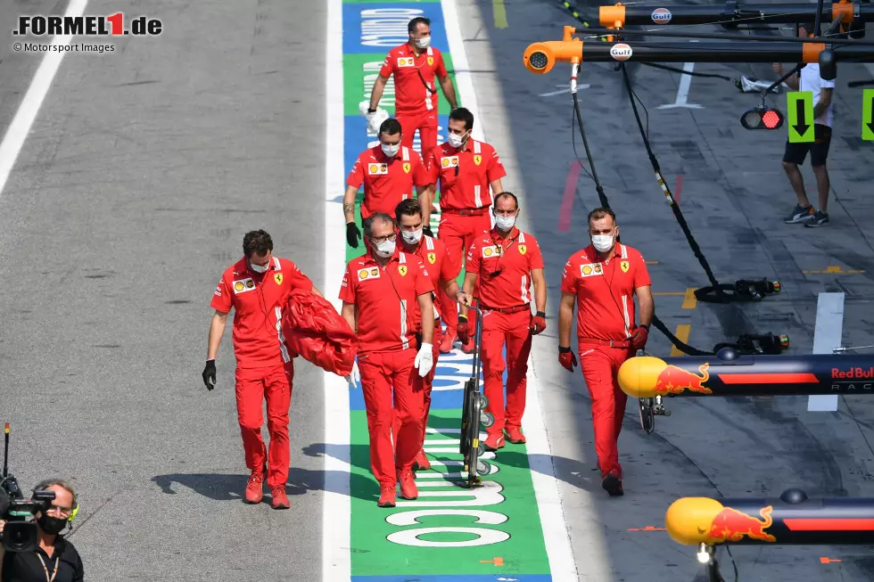 Foto zur News: Ferrari-Mechaniker in der Boxengasse