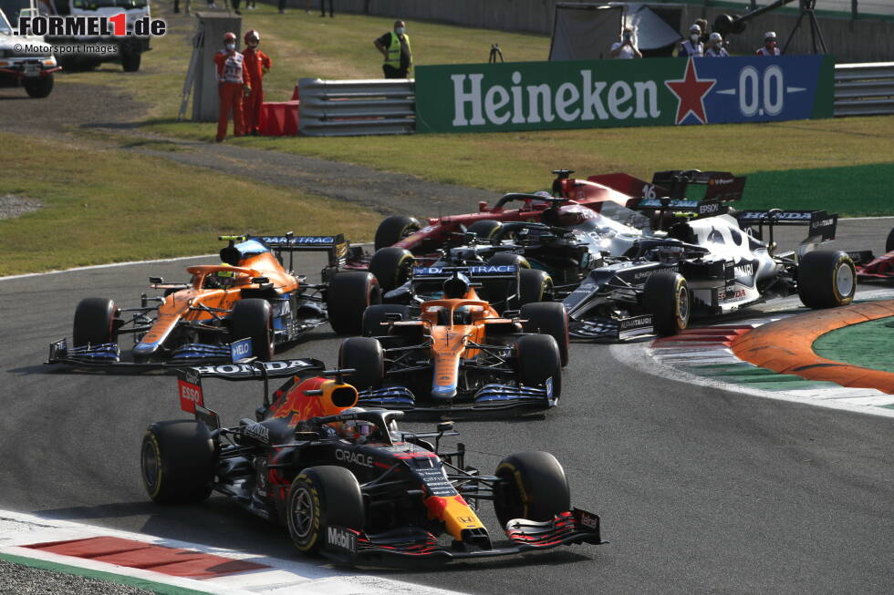 Foto zur News: Max Verstappen (Red Bull), Daniel Ricciardo (McLaren), Lando Norris (McLaren) und Pierre Gasly (AlphaTauri)
