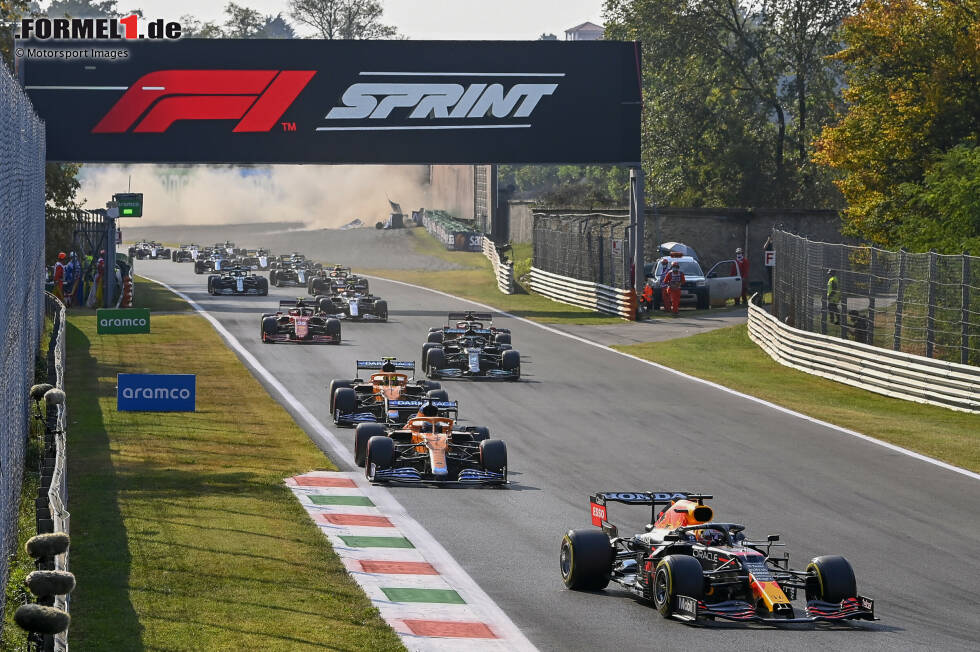 Foto zur News: Max Verstappen (Red Bull), Daniel Ricciardo (McLaren) und Lando Norris (McLaren)