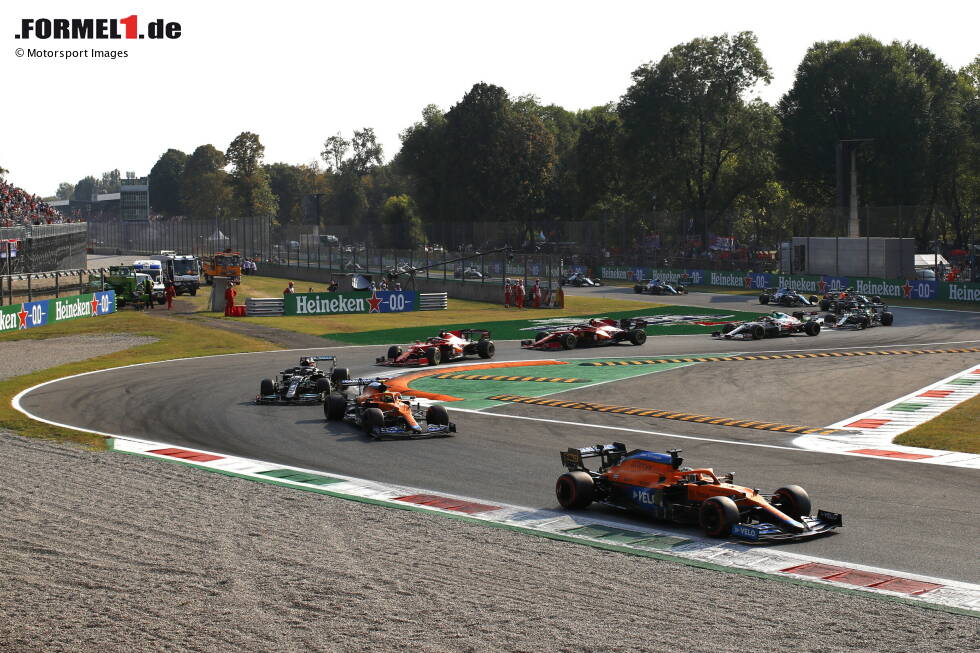 Foto zur News: Daniel Ricciardo (McLaren), Lando Norris (McLaren) und Lewis Hamilton (Mercedes)