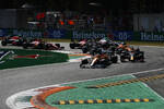 Foto zur News: Daniel Ricciardo (McLaren), Max Verstappen (Red Bull), Lando Norris (McLaren) und Lewis Hamilton (Mercedes)