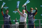 Foto zur News: Lando Norris (McLaren), Zak Brown und Daniel Ricciardo (McLaren)