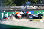 Foto zur News: Max Verstappen (Red Bull) und Lewis Hamilton (Mercedes)