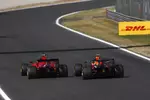 Foto zur News: Carlos Sainz (Ferrari) und Sergio Perez (Red Bull)