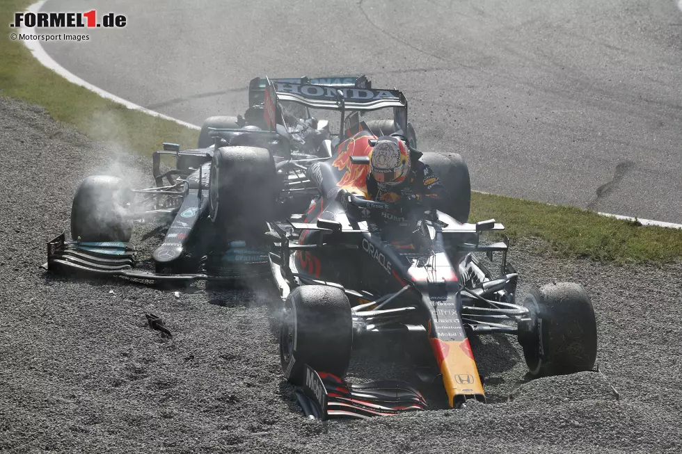 Foto zur News: Max Verstappen (Red Bull) und Lewis Hamilton (Mercedes)