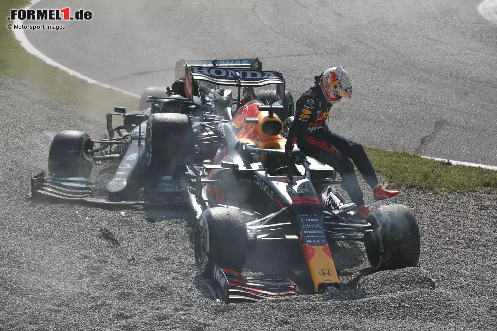 Foto zur News: Max Verstappen (Red Bull) und Lewis Hamilton (Mercedes)