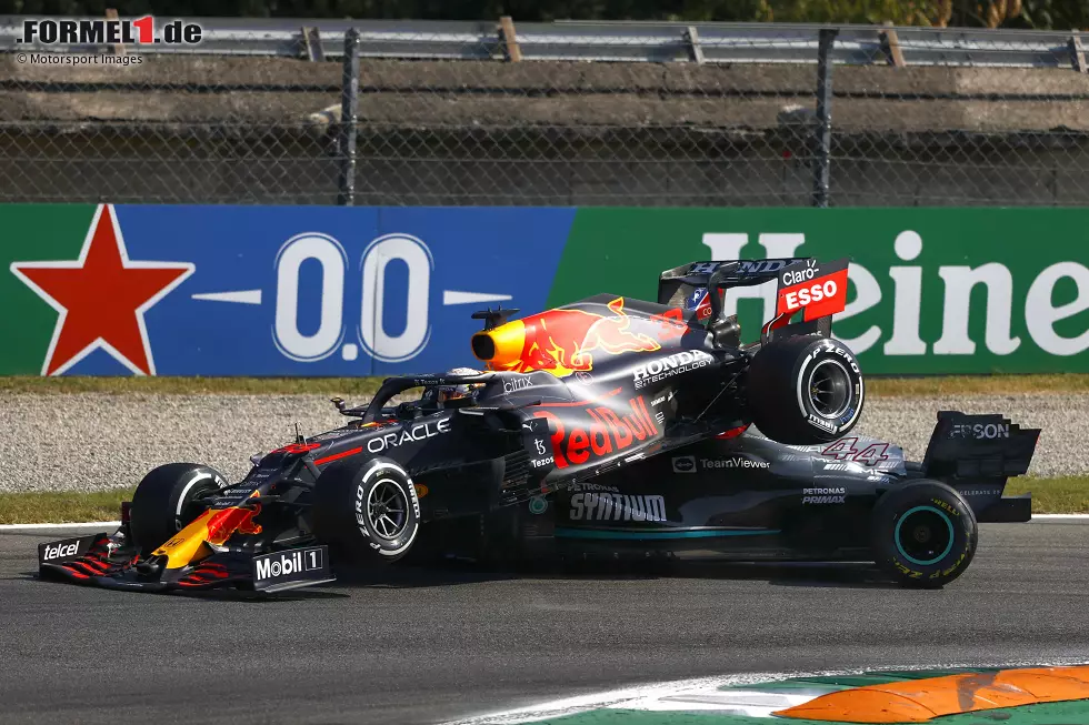 Foto zur News: Lewis Hamilton (Mercedes) und Max Verstappen (Red Bull)