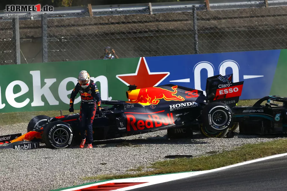 Foto zur News: Max Verstappen (Red Bull) und Lewis Hamilton (Mercedes)