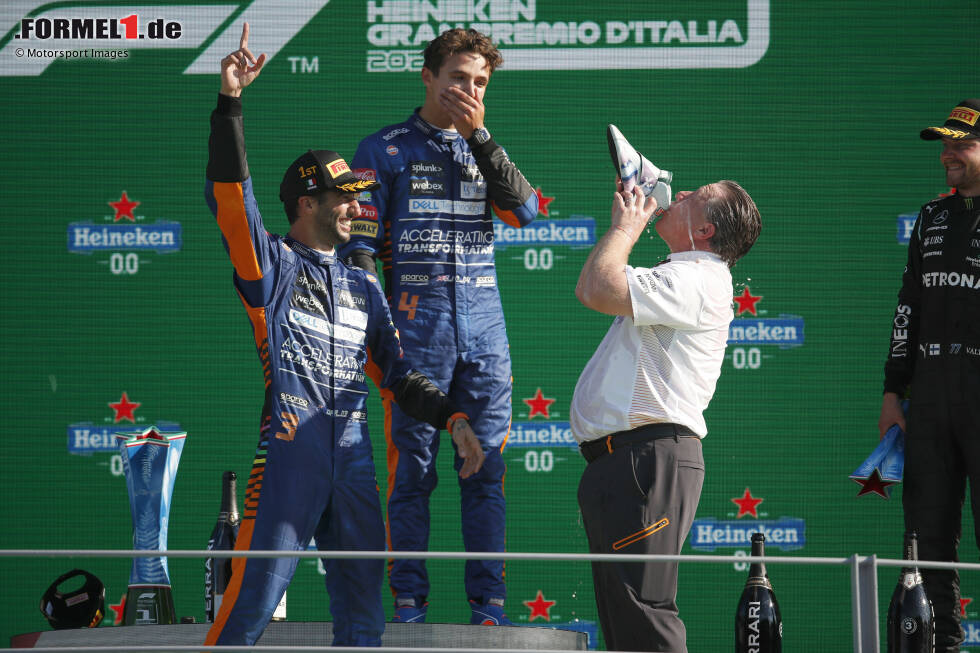 Foto zur News: Daniel Ricciardo (McLaren), Lando Norris (McLaren) und Zak Brown