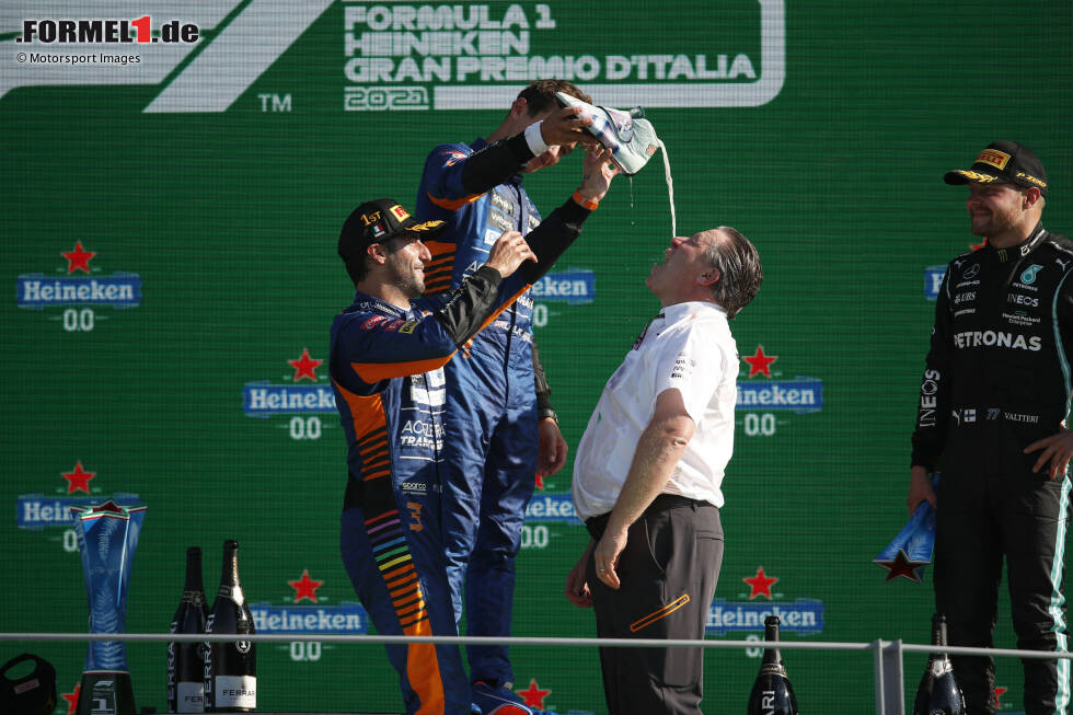 Foto zur News: Zak Brown und Daniel Ricciardo (McLaren)