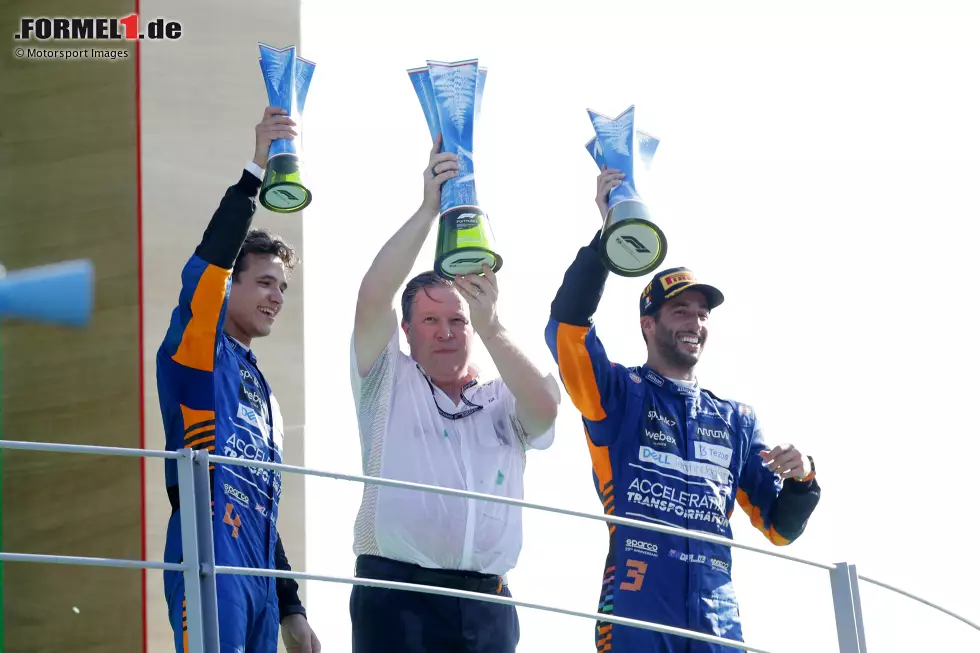 Foto zur News: Lando Norris (McLaren), Zak Brown und Daniel Ricciardo (McLaren)