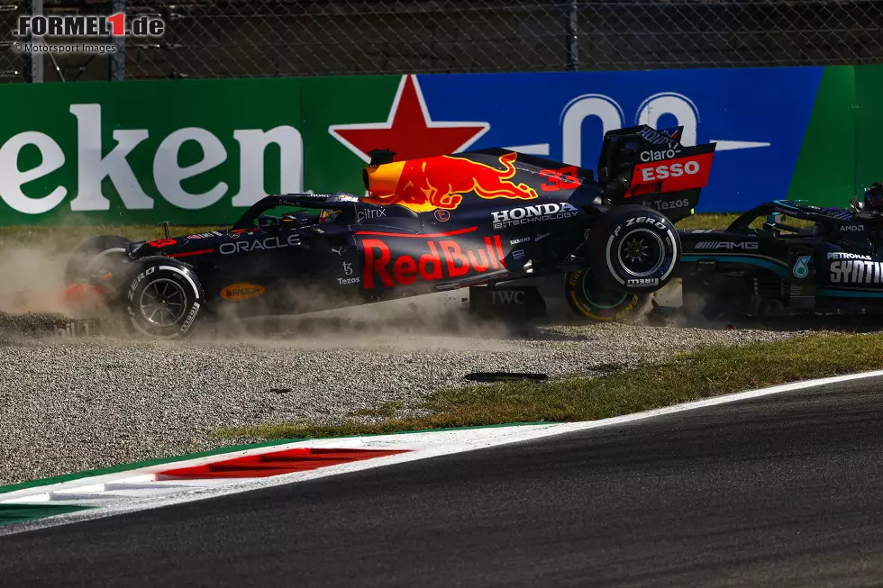 Foto zur News: Max Verstappen (Red Bull) und Lewis Hamilton (Mercedes)