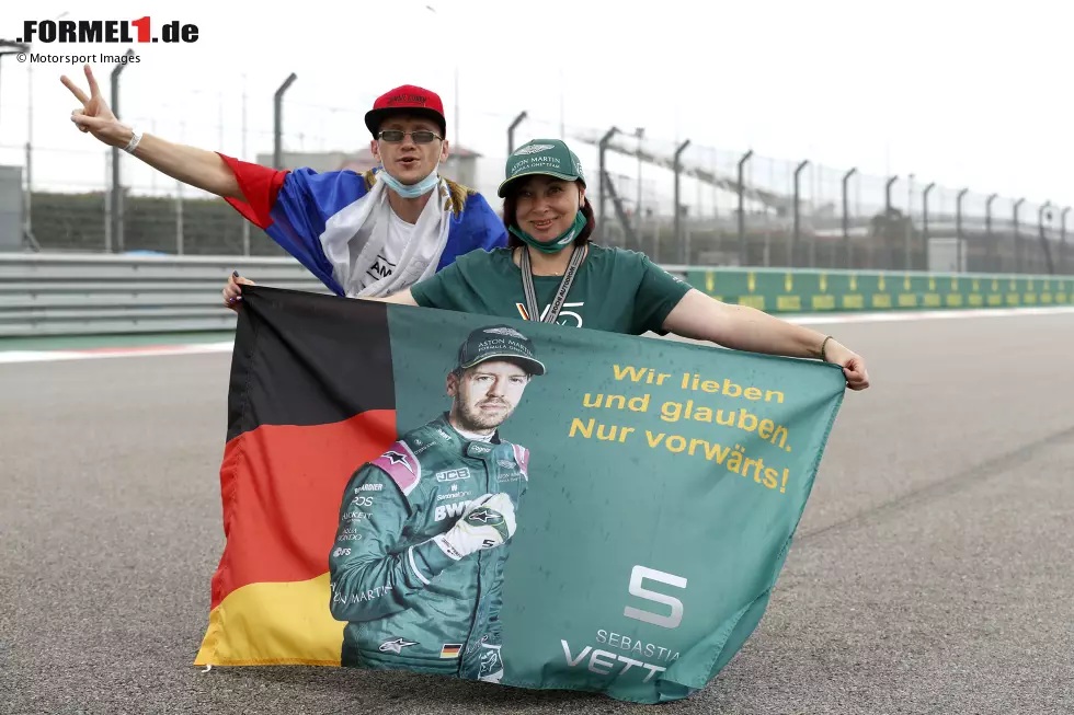 Foto zur News: Fans von Sebastian Vettel (Aston Martin)