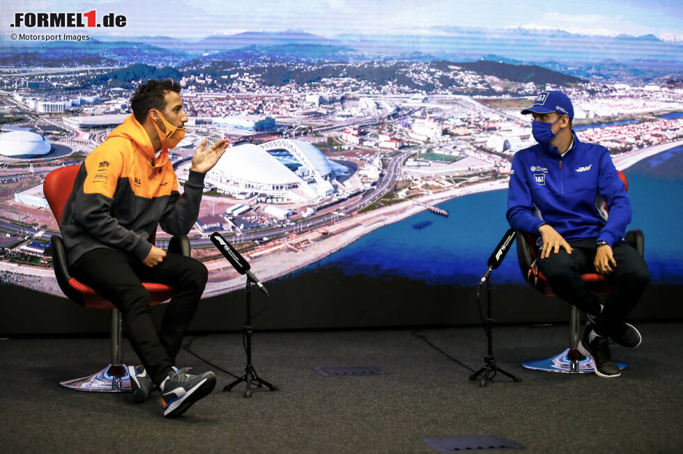 Foto zur News: Daniel Ricciardo (McLaren) und Mick Schumacher (Haas)