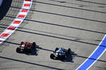 Foto zur News: Carlos Sainz (Ferrari) und Pierre Gasly (AlphaTauri)