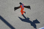 Foto zur News: Sportwart mit dem Frontflügel von Pierre Gasly (AlphaTauri)