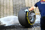 Foto zur News: Mechaniker von Red Bull wäscht Felgen und Reifen