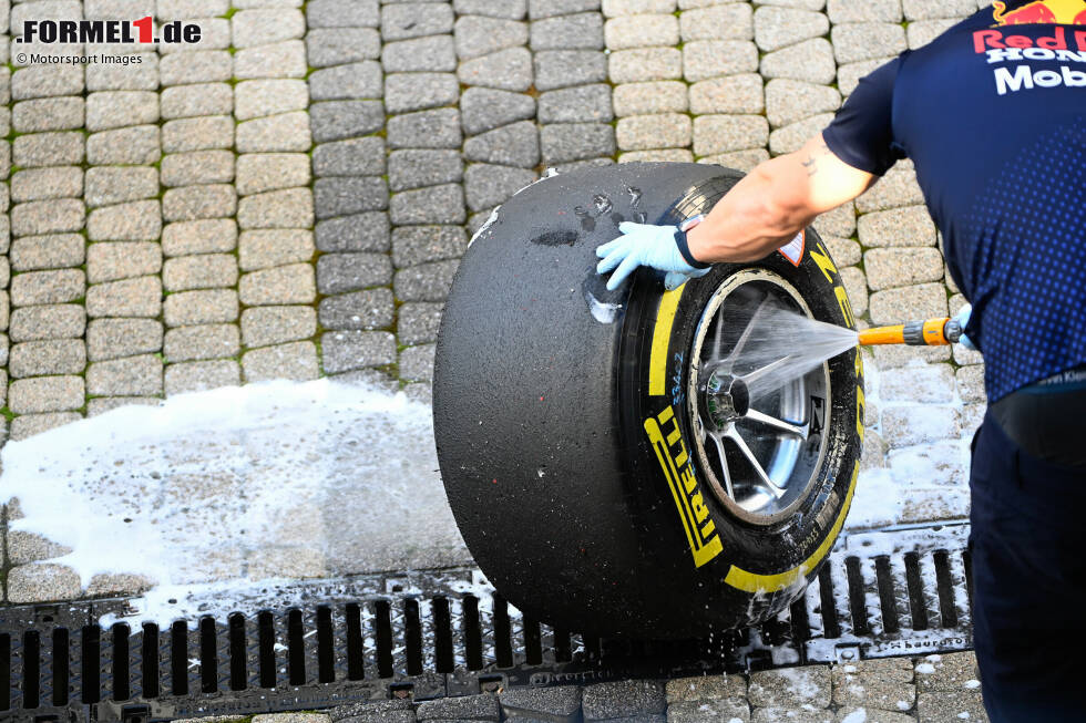 Foto zur News: Mechaniker von Red Bull wäscht Felgen und Reifen