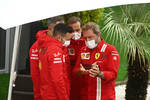 Foto zur News: Teammitglieder von Ferrari